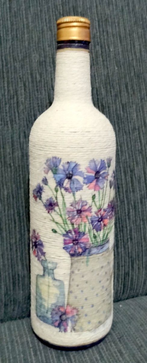 Linda garrafa de vidro revestida com barbante e decorada com decoupagem floral....