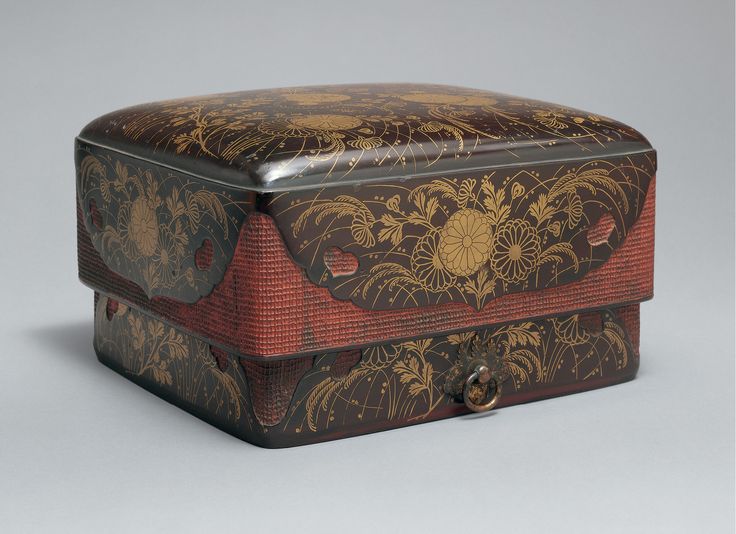 Accessories box with red corners (sumiaka tebako, 角赤手箱) with chrysanthemums and autumn grasses