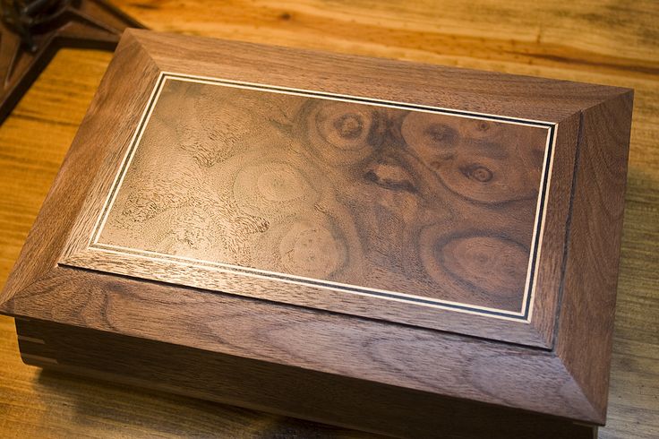 Justin creates a lovely keepsake box for his girlfriend, featuring splined miter...