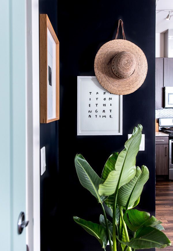 Check out this minimal modern entryway makeover for before and after home inspir...
