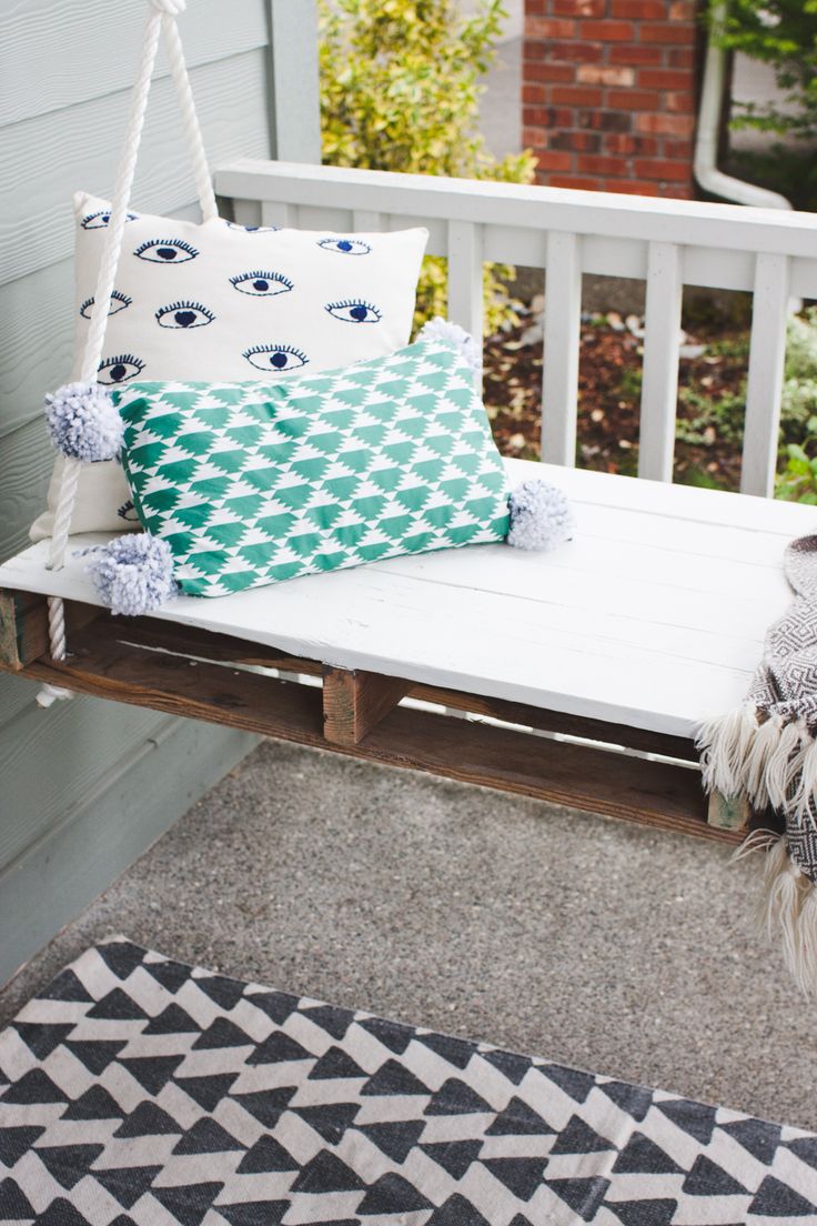 Love this pallet porch swing ♥