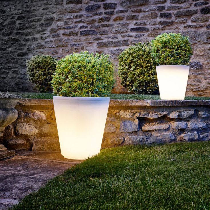 8 Outdoor Lighting Ideas To Inspire Your Spring Backyard Makeover / 8 Outdoor Li...