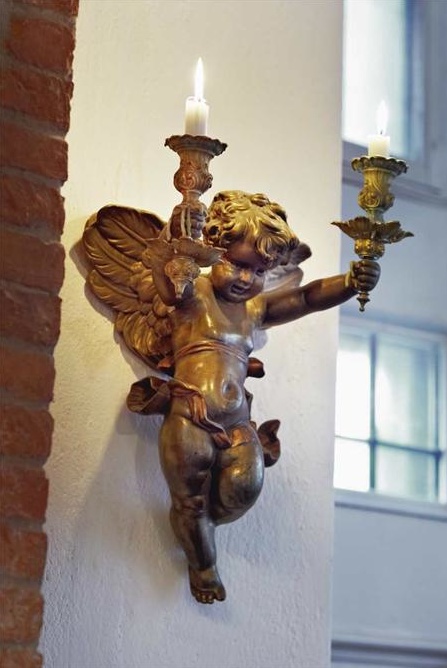 Love the angel wall sconce...