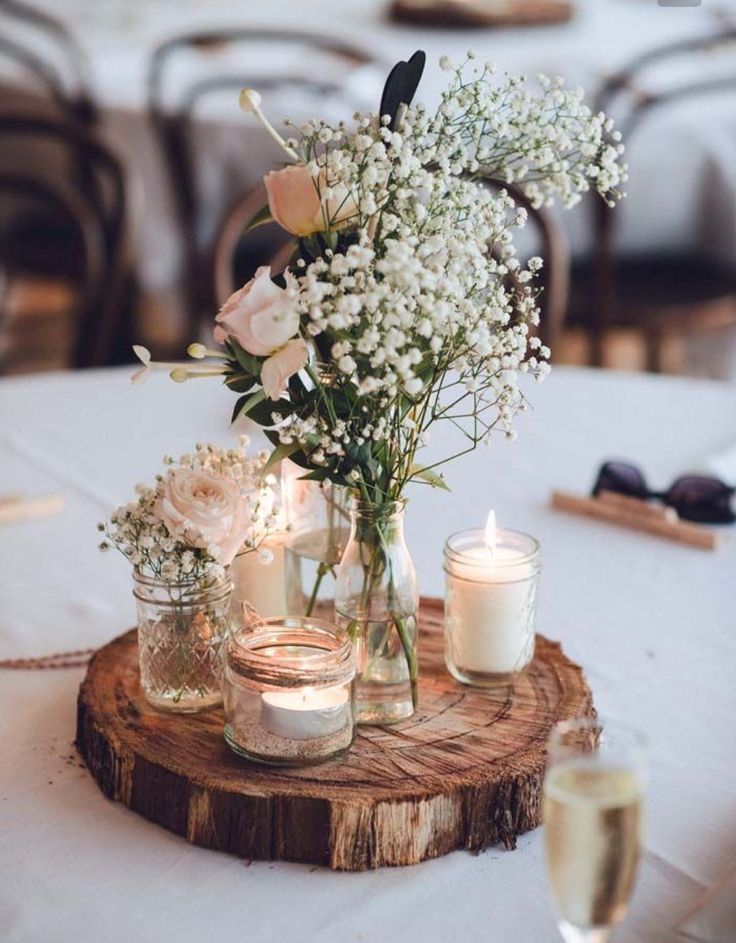 Tischdekoration, Hochzeitsdekoration, rustikal, Baumscheibe mit Wiesenblumen in ...