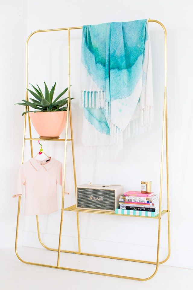 We're getting fall weather ready with this DIY watercolor throw blanket - su...