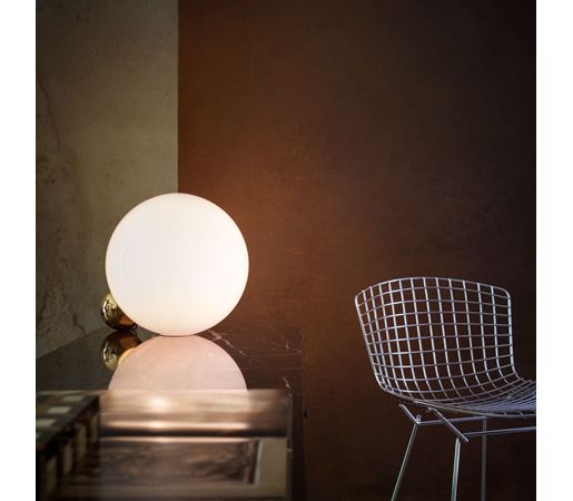 Copycat by Flos | Copycat table lighting fixture comprising of an aluminum spher...