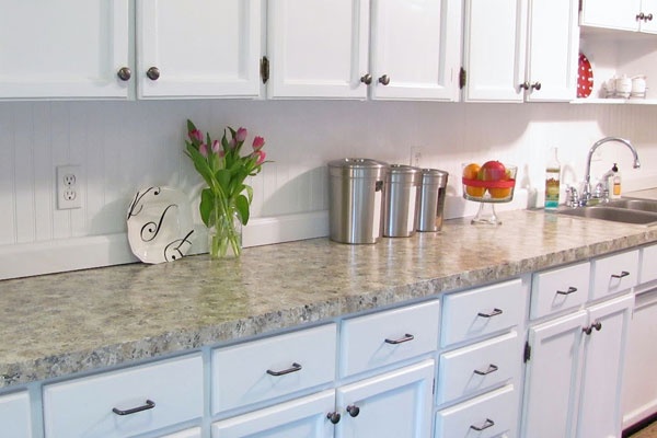 Looking for a budget backsplash option? LeAnn from The Modest Homestead used ine...