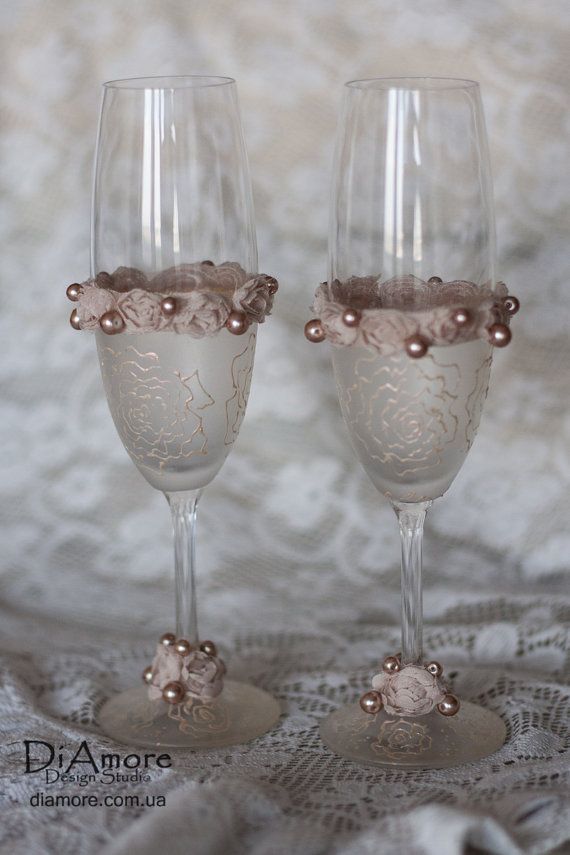 De marfil de la boda champán gafas / rústico, tostado flautas / perlas y flore...