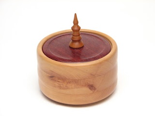 Lovely turned box - Pearwood and Purple Heart This is an absolutely gorgeous pie...