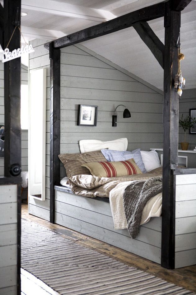 Such a cozy little space for a bed. I look beds in little nooks & crannies i...