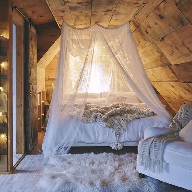 ❥ Romantic Bedroom goals  #regram @lovesarahschneider #rainyday #happytuesday