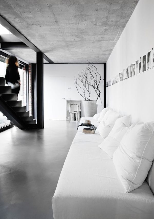 A white industrial home at the Lombardy countryside