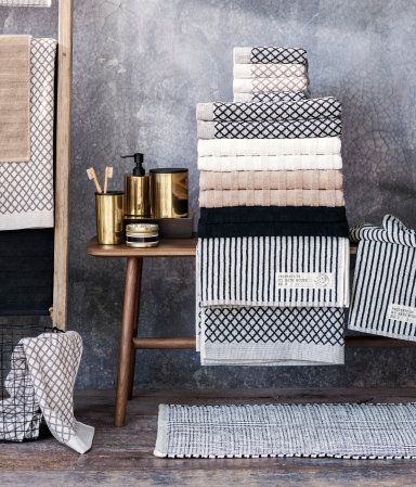 Towels in classic elegance with graphic prints in black and navy | H&M Home