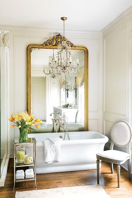 mirror behind tub....