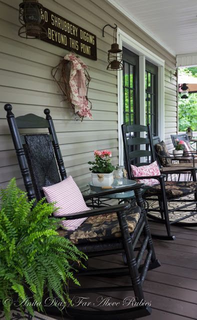 Here's an easy and cost-effective way to update the look of old chairs: Anit...