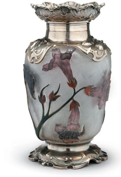 DAUM Nancy Digitales Vase en verre multicouche de forme ovoïde. Le col