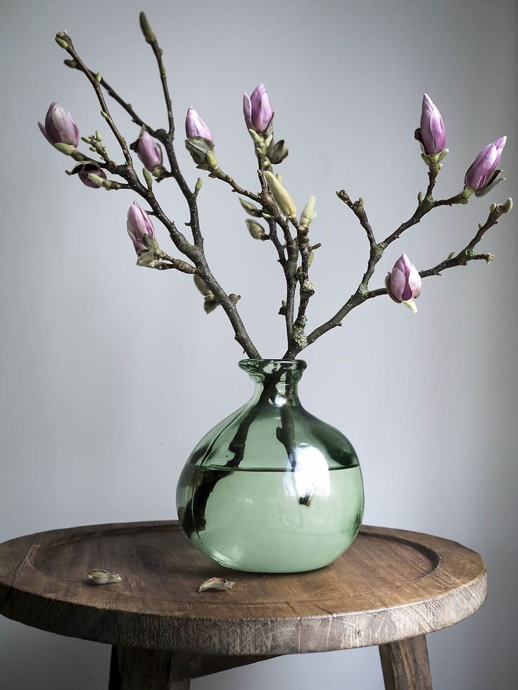 Nothing brings spring into the home like fresh flowers, ready to blossom. | De P...
