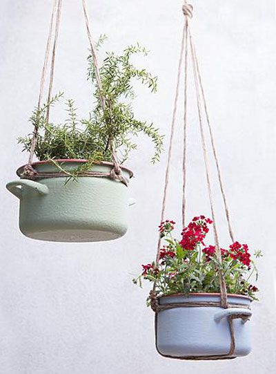 make planters out of old cooking pots...