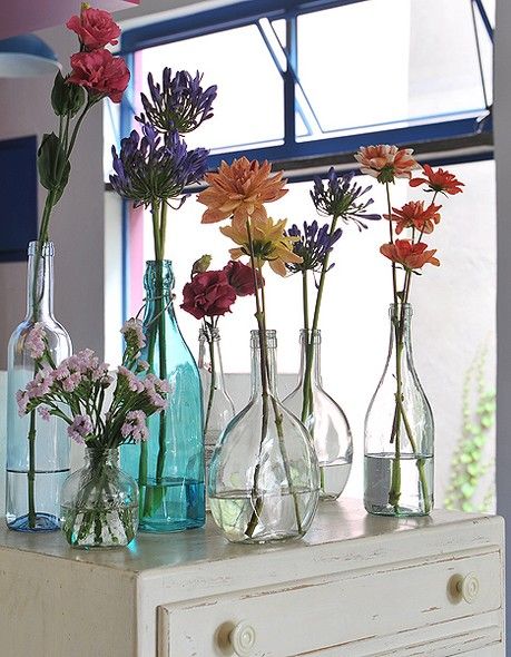 Garrafas foram usadas como vaso na casa-ateliê da arquiteta Adriana Yazbek, esp...