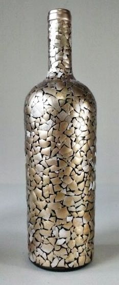 Botella decorada con pedazos de cascarón de huevo.