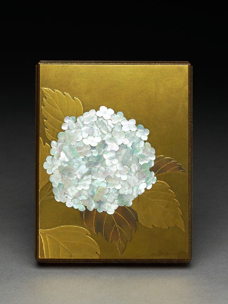 1900 Japanese Lacquered Box with a hydrangea flower made with pearl shell. ( woo...