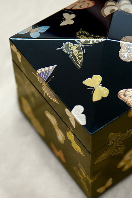 Butterfly detail maki-e lacquer box #JapaneseDecorativeArt #JapaneseDesign