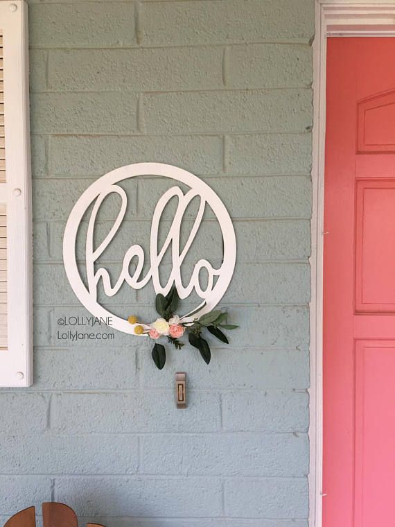 Love this cute hello wreath! Darling outdoor porch decor ♥