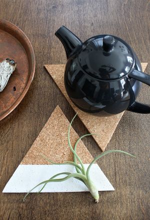 Whip up a set of these easy DIY triangle cork board trivets with modern color bl...