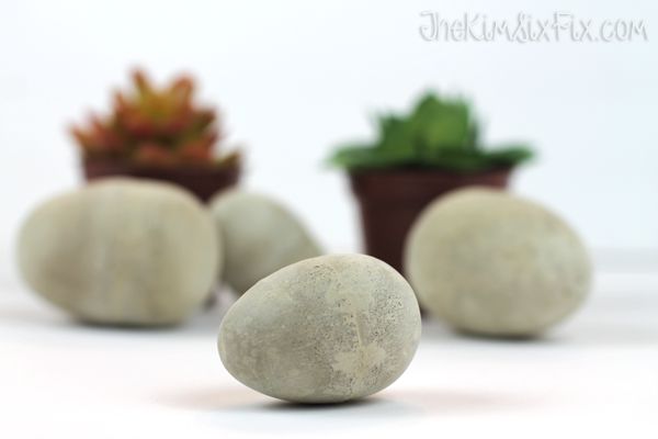 Concrete Eggs.. easy to make. Would look great in the garden!  Very industrial l...