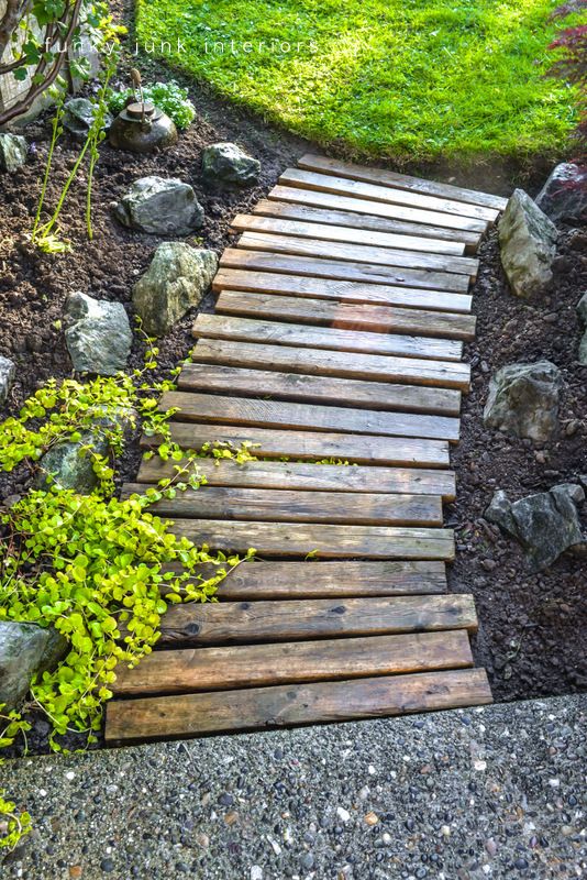 Creating a pallet wood garden walkway is easy and cheap! The secret to this walk...