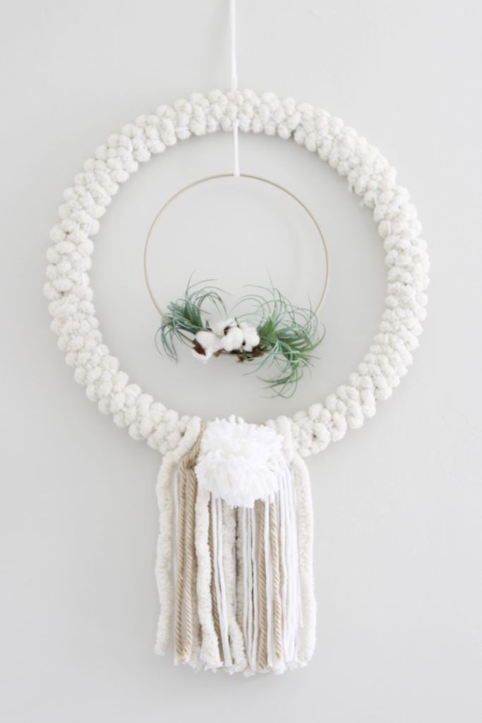 Create a DIY woven wreath for a boho chic vibe for fall! This DIY wreath is SO e...