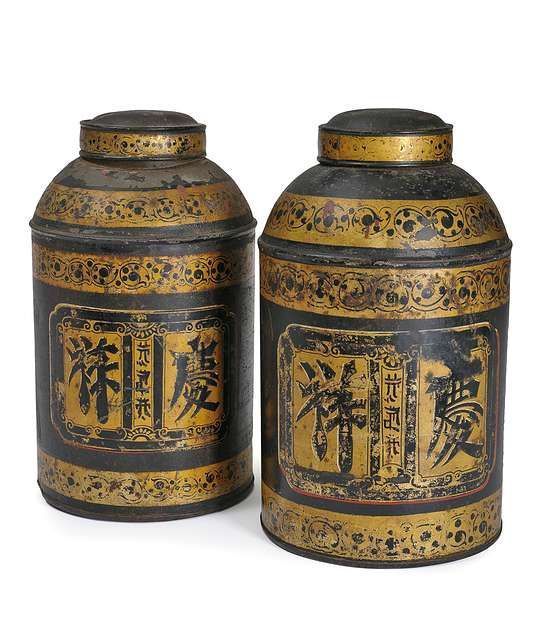 A pair of chinoise black and gold lacquered tea caddies, 19th ct. Photo Nagel Au...