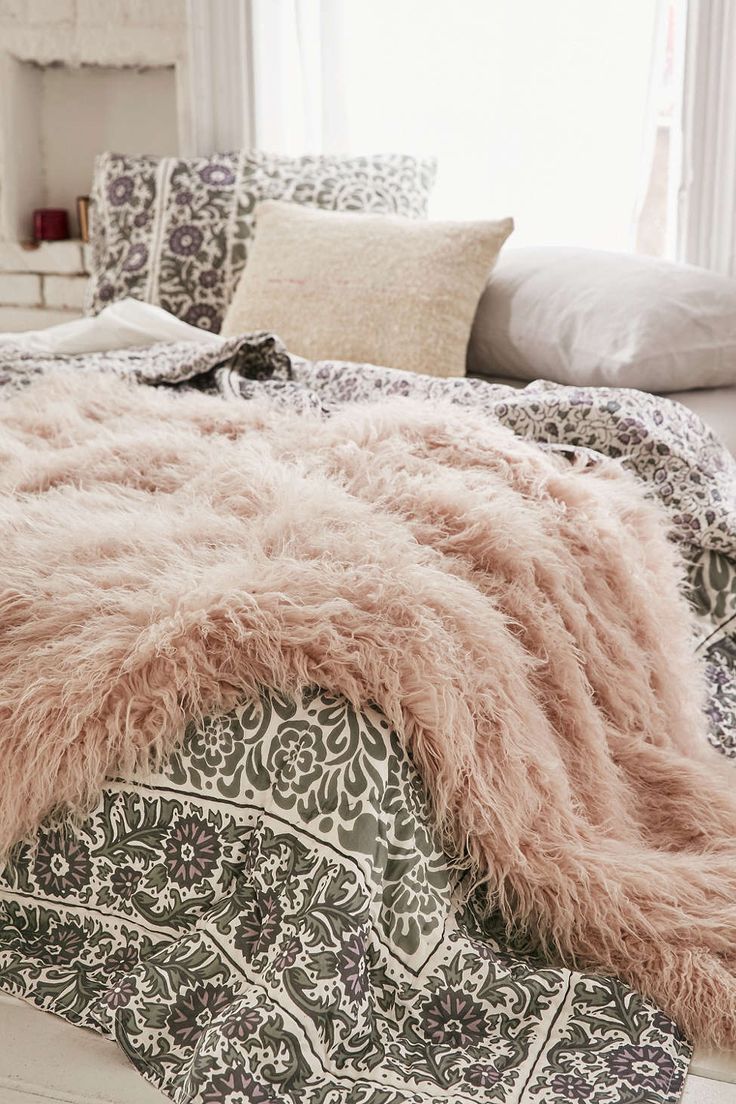 Gray and pink Comforter/ Faux Lamb Fur Throw Blanket - Urban Outfitters