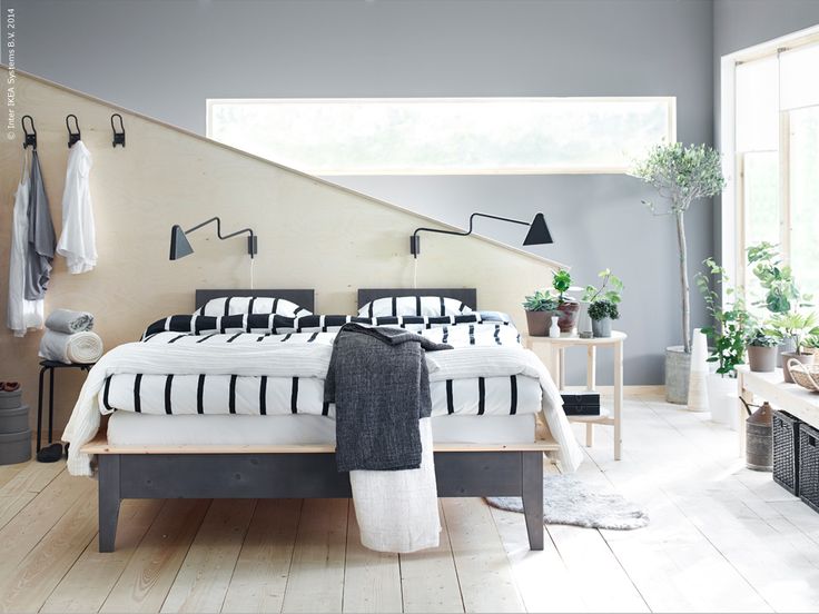 Inred ett stilfullt och tidlöst sovrum med NORNÄS sängstomme i massiv furu.