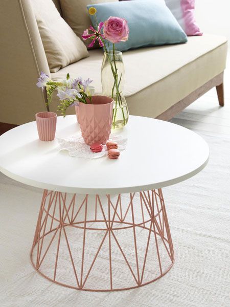 DIY coffee table from old wire basket.