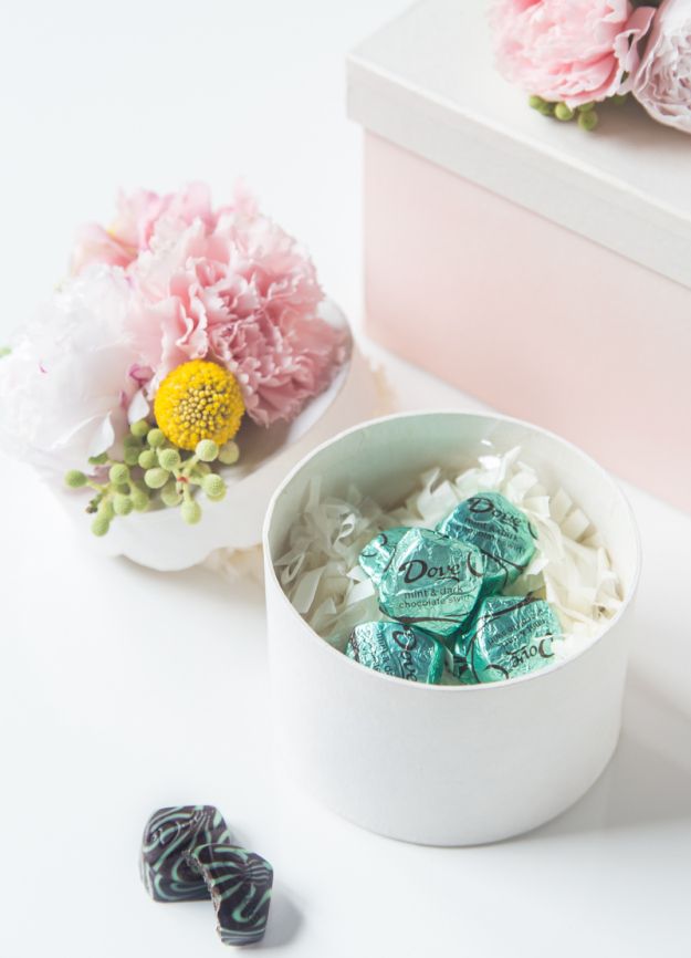 DIY fresh flower gift boxes | sugarandcloth.com