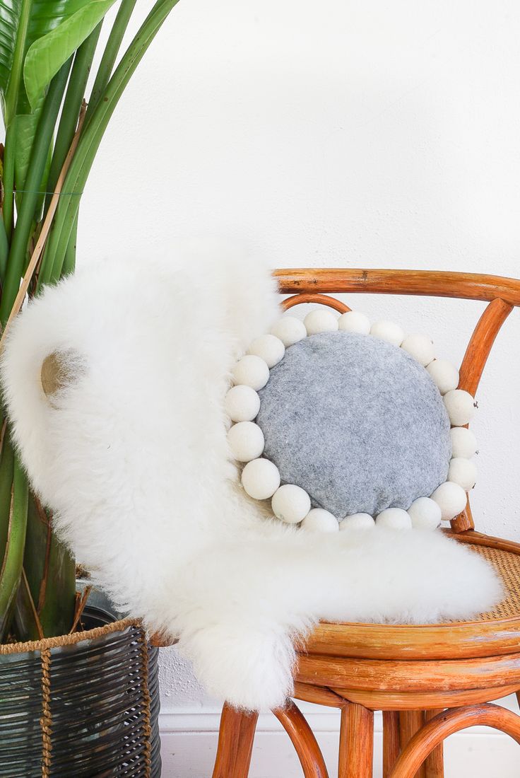 DIY Snowball Pillow | Sugar & Cloth #diy #pillows #homedecor