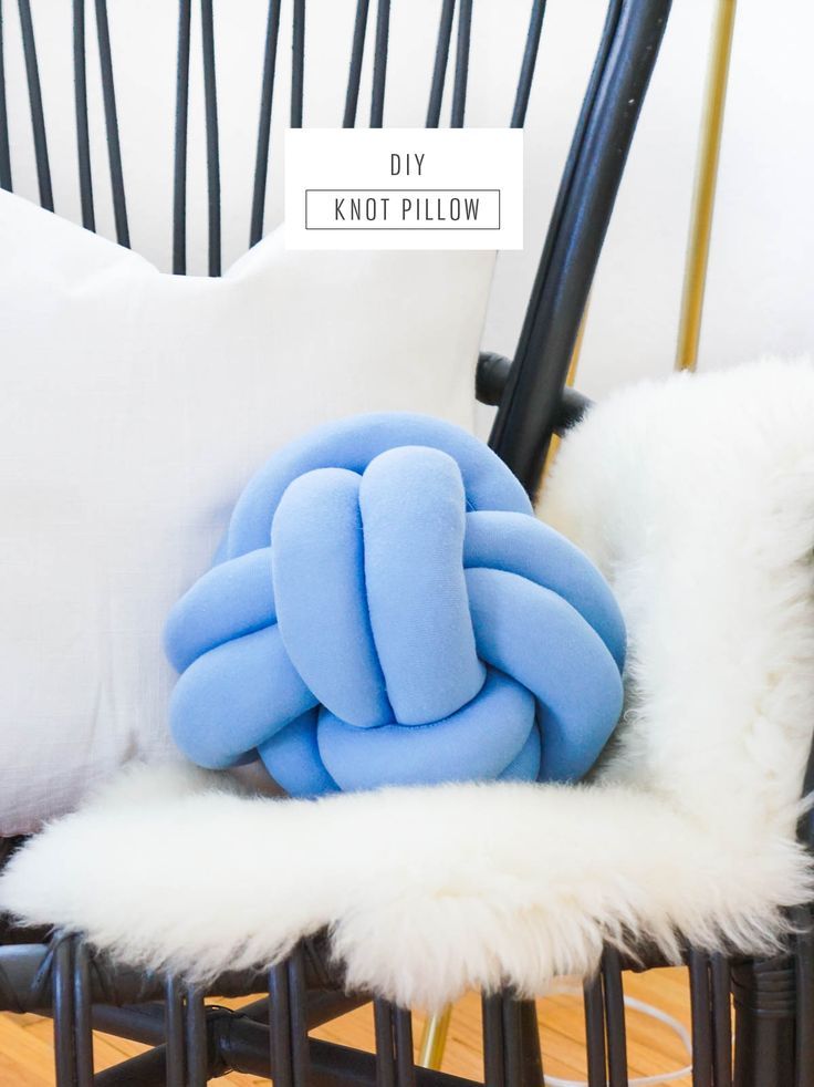 DIY knot pillow by Sugar & Cloth, an award winning DIY, recipes, and home decor ...