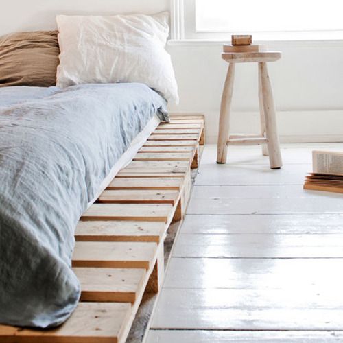 i really do love this pallet bed idea