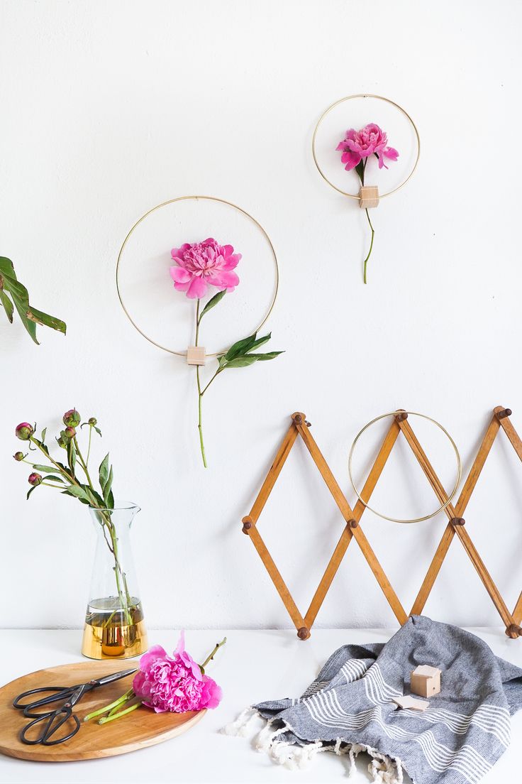 Want to add some florals to your simple decor? This DIY minimalist flower wall h...