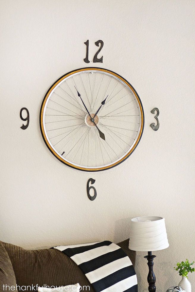 You should make this vintage Bicycle Wheel Clock for your house