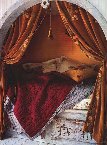 A cosy bohemian hidy hole bed