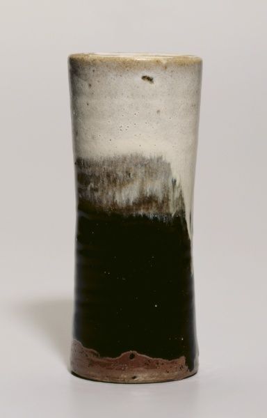 Florero tubular, 1900 Shoji Hamada (Japón, 1884-1978) gres con hierro negro, ce...