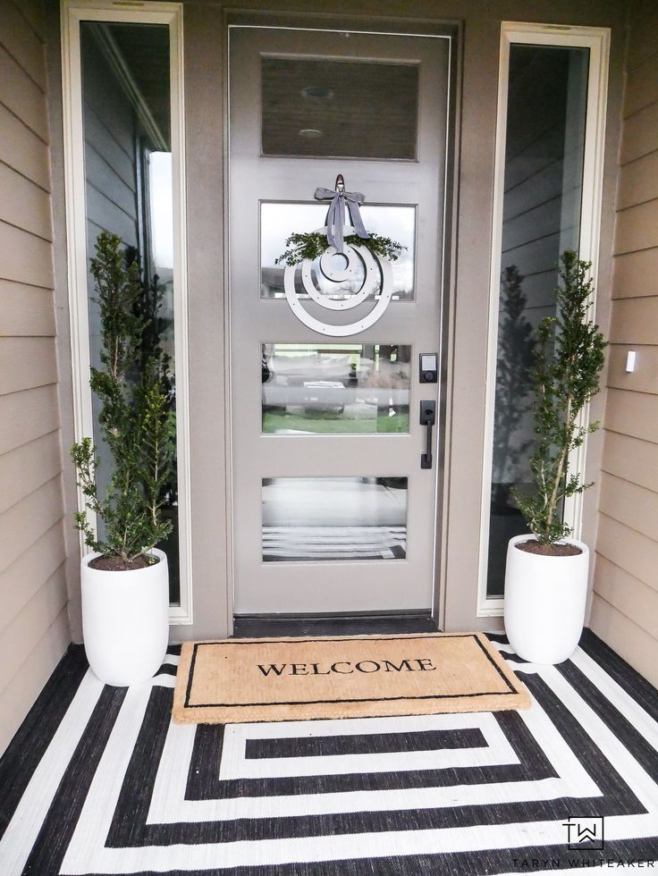 Get your porch ready for spring! Taryn shares her tips for decorating a front po...