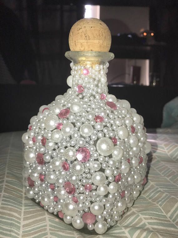 Botella patrón hermoso, decorado con perlas y gemas rosadas ideal para decoraci...