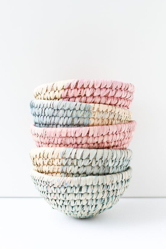 DIY dip dyed woven baskets perfect for any decor style #dipdyed #baskets #diy #c...