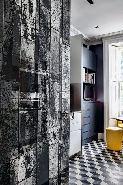 Italian interior designer Michela Imperiali Klemos chose an unusual mirrored k...