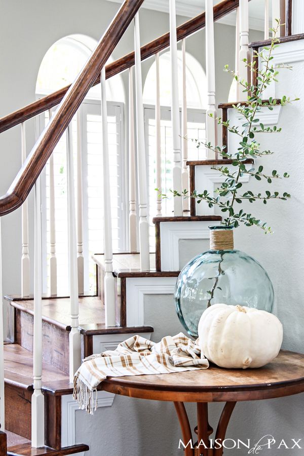 I love this fall home tour! Calming neutrals and lots of texture: simple ideas a...