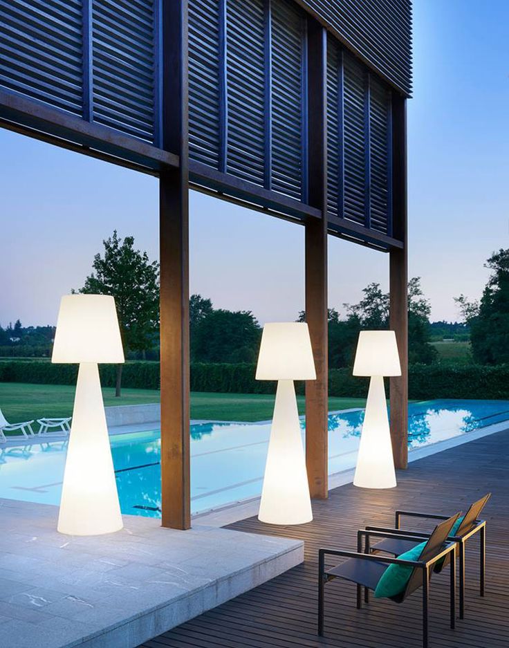 8 Outdoor Lighting Ideas To Inspire Your Spring Backyard Makeover / Adding glowi...