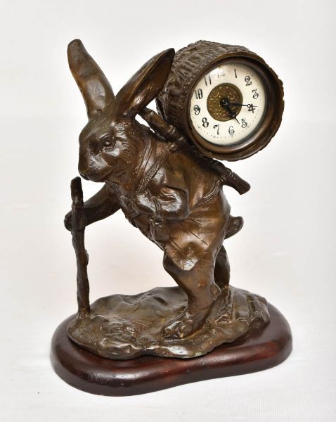 Antigo relógio de mesa europeu em petit-bronze patinado..